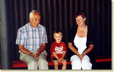 20060715-02 Met opa en oma op een bankje in de dierentuin